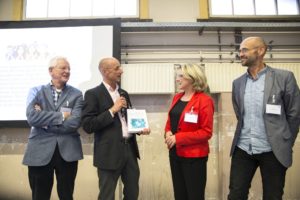 Presentatie van het eerste exemplaar van handboek Zicht op effectiviteit.